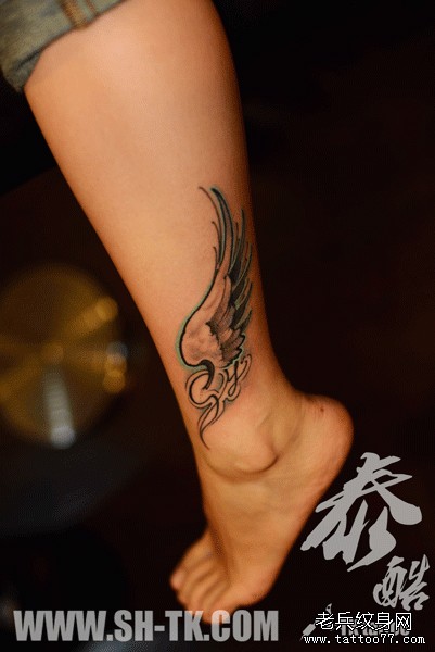 点击大图看下一张：为你推荐一幅女人小腿翅膀纹身图片作品