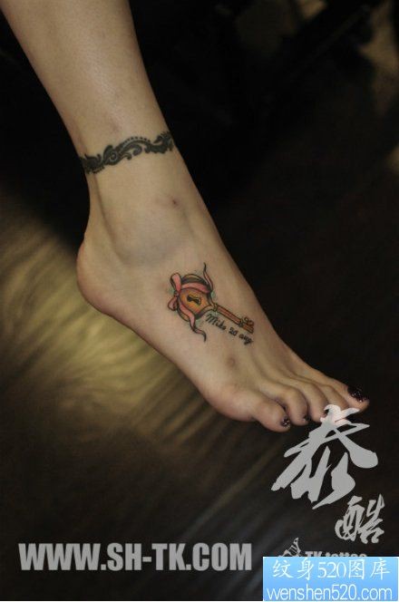 点击大图看下一张：女人脚背时尚小巧的钥匙纹身图片