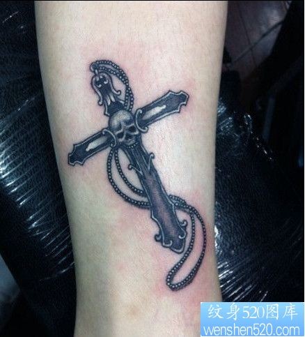 点击大图看下一张：小腿十字架骷髅头纹身图片