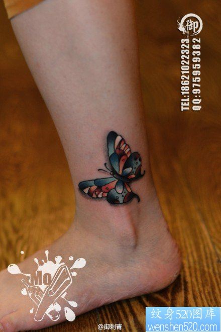 点击大图看下一张：女人脚踝处小巧精美的彩色蝴蝶纹身图片
