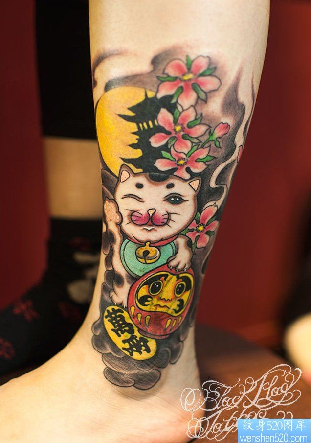 点击大图看下一张：脚踝招财猫达摩纹身图片由纹身520图库分享