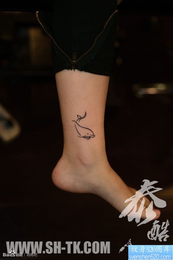 点击大图看下一张：女人脚部简易可爱海鲸纹身图片