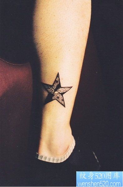 点击大图看下一张：纹身520图库推荐一幅小腿五角星纹身图片