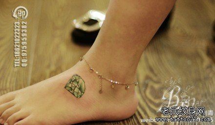 点击大图看下一张：女人脚背小巧时尚的彩色钻石纹身图片