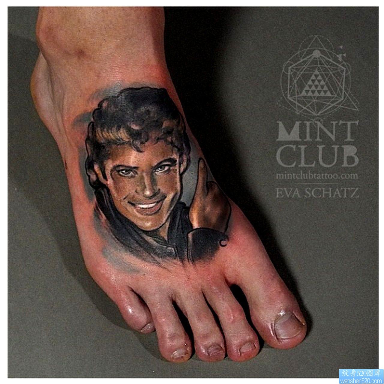 点击大图看下一张：脚背上一幅人物肖像纹身图片