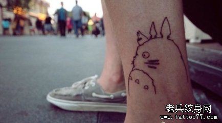 点击大图看下一张：小腿龙猫纹身图片