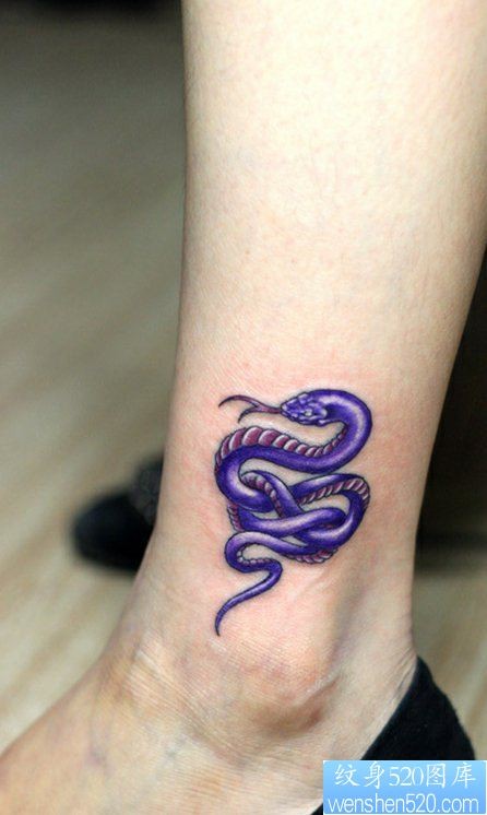 点击大图看下一张：纹身520图库推荐一幅脚踝彩色蛇纹身图片