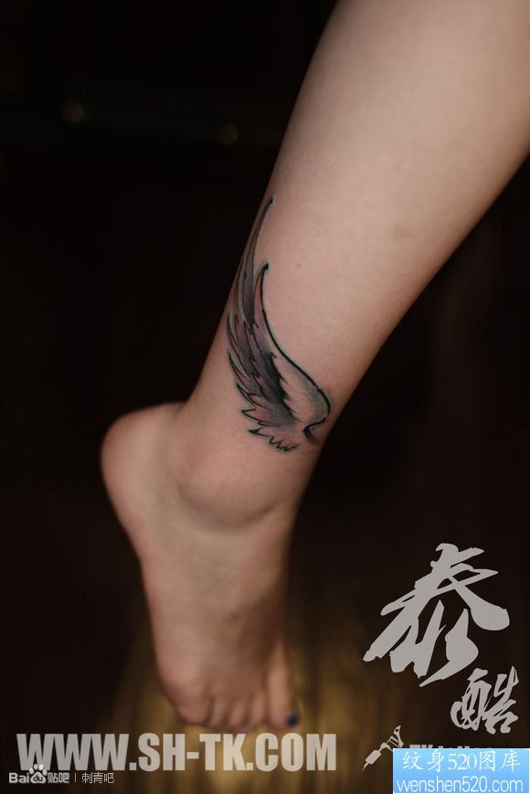 点击大图看下一张：脚部个性的单色羽毛纹身图片