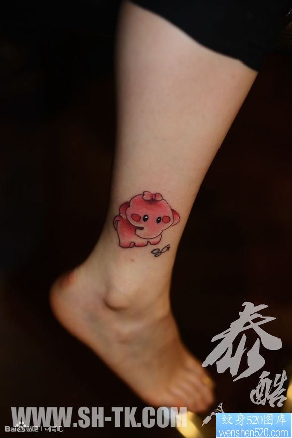 点击大图看下一张：女人脚部粉红色卡通小象纹身图片