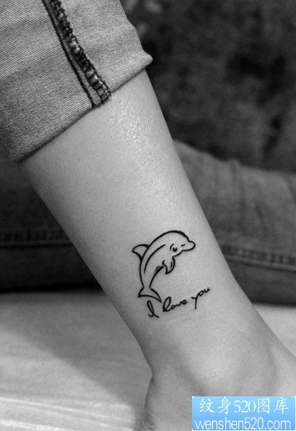 点击大图看下一张：脚踝海豚字母纹身图片