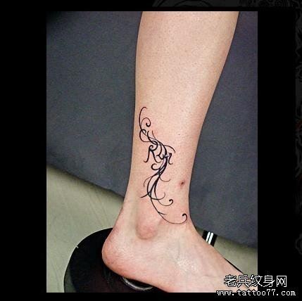 点击大图看下一张:女人脚部飘逸花腾纹身图片