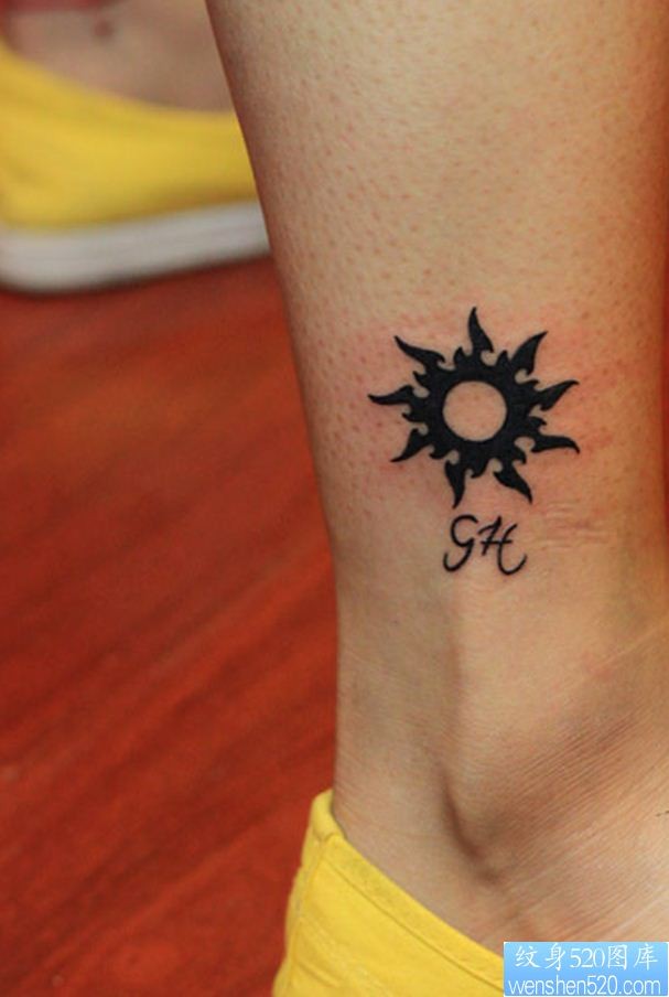 点击大图看下一张：纹身520图库推荐一幅脚踝图腾太阳纹身图片