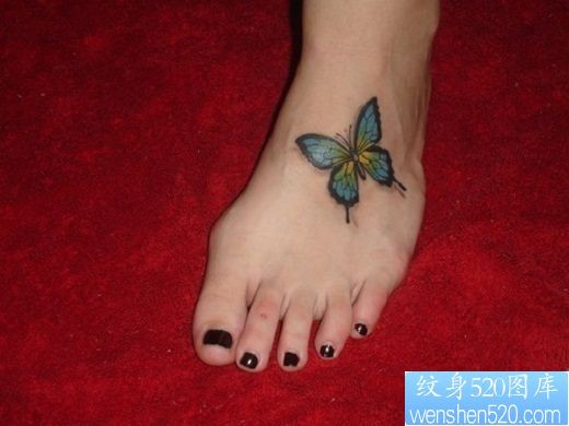 点击大图看下一张:脚背彩色蝴蝶纹身图片