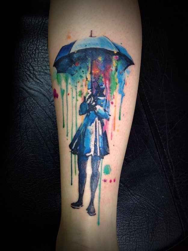点击大图看下一张：一幅小腿女孩撑着雨伞的纹身图案