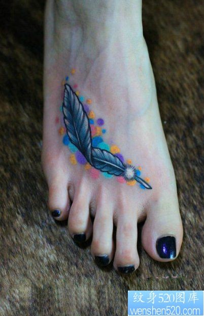 点击大图看下一张：一幅脚背彩色羽毛纹身图片