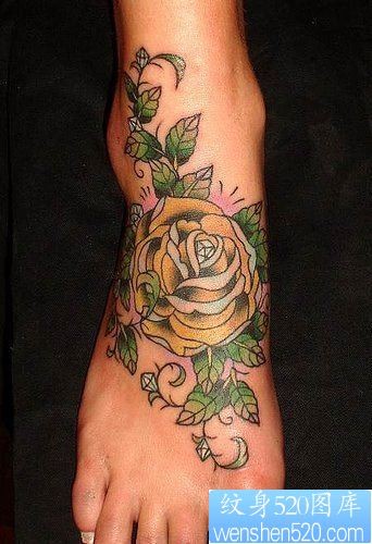 点击大图看下一张：一幅脚部彩色玫瑰花纹身图片