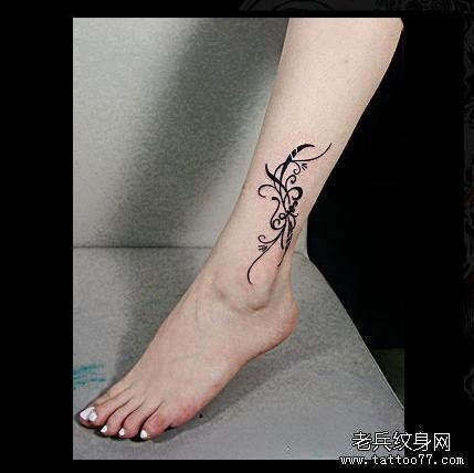 点击大图看下一张：女人脚部可爱花腾纹身图片