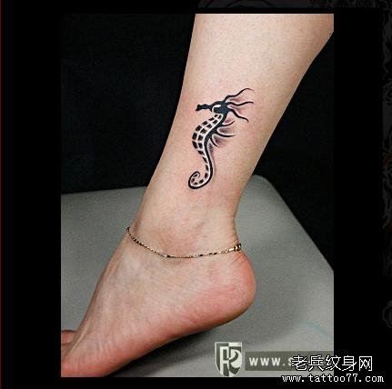 点击大图看下一张：女人脚部个性海马图腾纹身图片