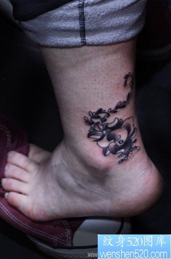 点击大图看下一张：女人脚部个性花腾纹身图片