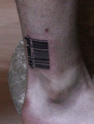 男生脚部条形码纹身图片