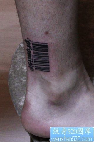 点击大图看下一张：男生脚部条形码纹身图片