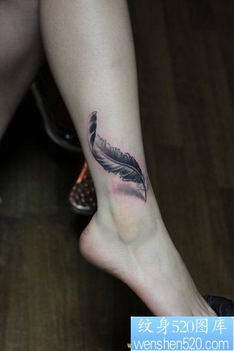 点击大图看下一张：女人脚部个性可爱羽毛纹身图片