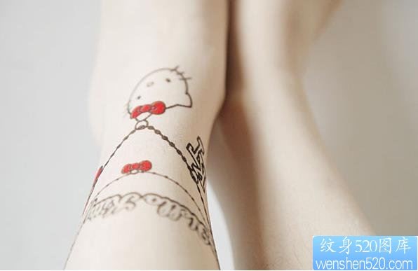 点击大图看下一张：女人脚部脚链纹身图片