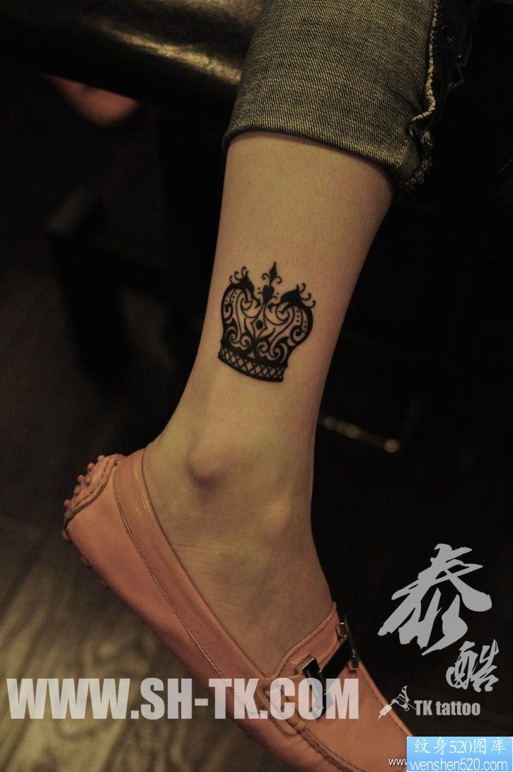 点击大图看下一张：女人脚部个性皇冠纹身图片