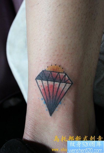 点击大图看下一张：女人脚部一幅爱情钻石纹身图片