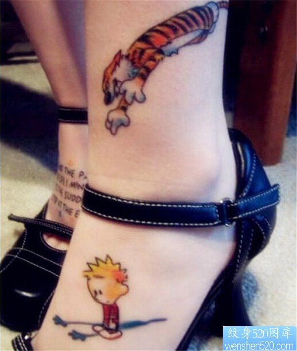 点击大图看下一张：女生脚部彩色卡通人物可爱纹身图案