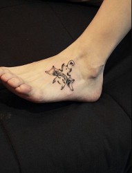最好的纹身馆推荐一幅脚背小恶魔纹身图片