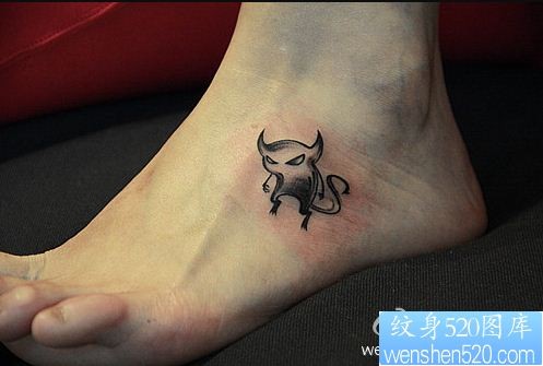点击大图看下一张：一幅女人脚部小卡通纹身图片