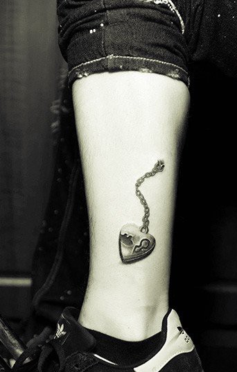 点击大图看下一张：一组女人脚部钥匙纹身图片由纹身520图库推荐图3