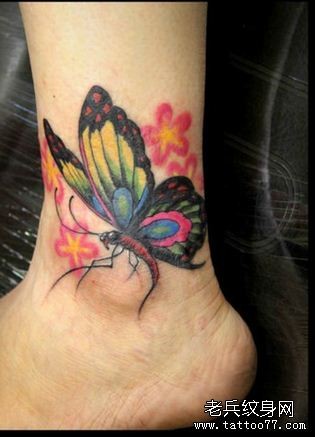 点击大图看下一张：一幅脚踝彩色蝴蝶纹身作品