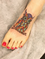 一幅脚背彩色猫头鹰纹身图案