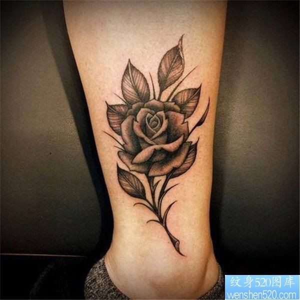 点击大图看下一张：女人脚踝黑白玫瑰花纹身作品