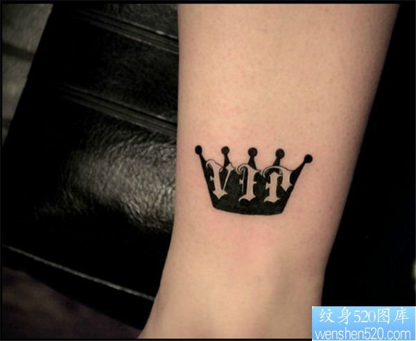 点击大图看下一张：脚踝图腾皇冠纹身图案