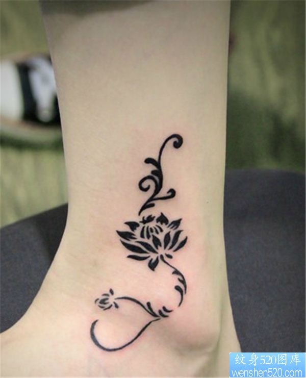 点击大图看下一张：脚踝图腾玫瑰花纹身图案