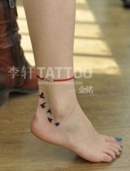 女人脚部一幅个性脚链子纹身作品