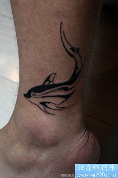 点击大图看下一张：脚部个性可爱鱼纹身作品