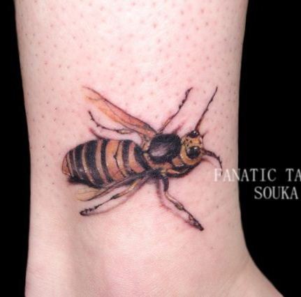 点击大图看下一张：脚踝小蜜蜂纹身图案