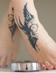 一幅女人脚背纹身图案