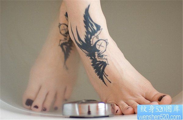 点击大图看下一张：一幅女人脚背纹身图案