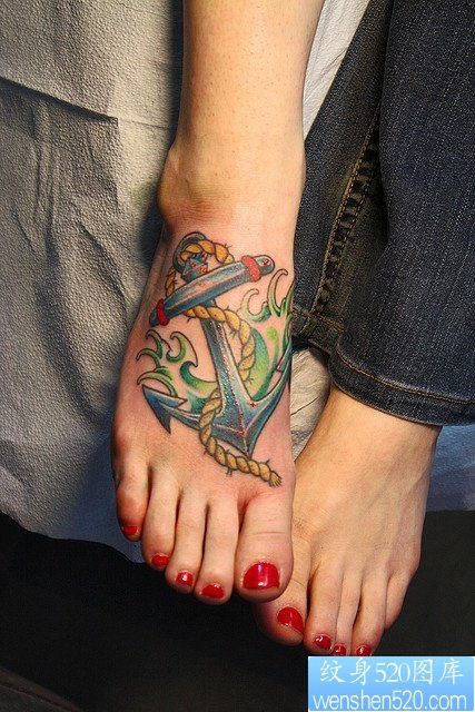 点击大图看下一张：女性脚背彩色船锚纹身图案