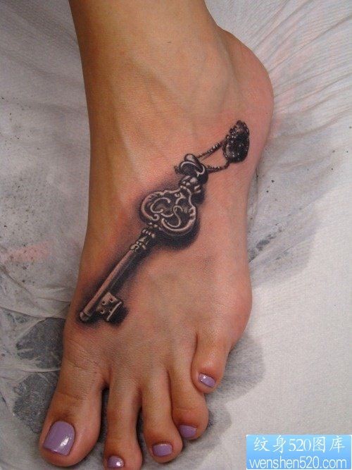 点击大图看下一张：女性脚背钥匙纹身图案