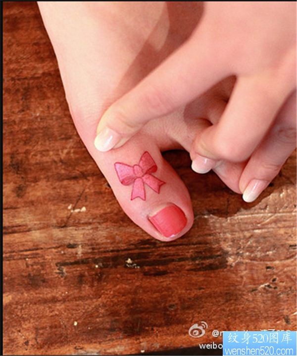 点击大图看下一张：脚趾彩色蝴蝶结纹身图案