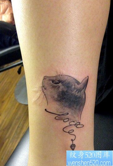 点击大图看下一张：一款脚踝猫咪纹身图案