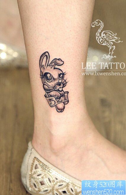 点击大图看下一张：脚踝可爱兔子纹身图案