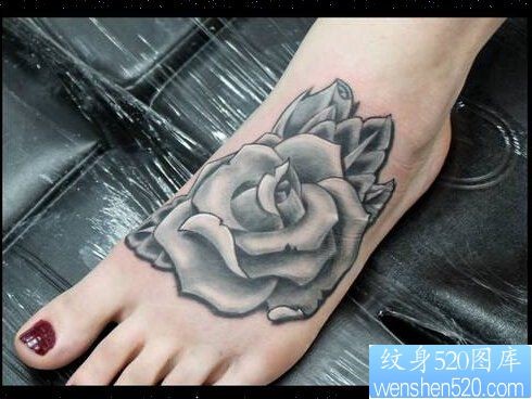 点击大图看下一张：脚背黑灰玫瑰花纹身图案