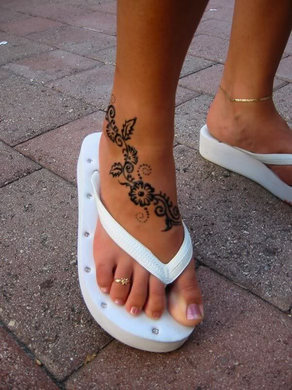 点击大图看下一张：女孩子脚部漂亮的小清新纹身